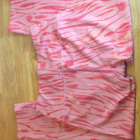 Women's Alive Magnetics Flame Pattern Capri Athletic Leggings Medium - Picture 5 of 8